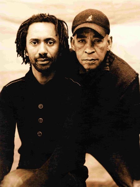 Daby Touré & Little Axe-Gitarrist Skip McDonald im musikalischen Dialog. – Gemeinsam mit Skip McDonald ...