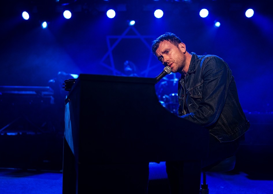 Damon Albarn – Der Indie-Meister mit seinen The Heavy Seas in der Hauptstadt. – Am Klavier.