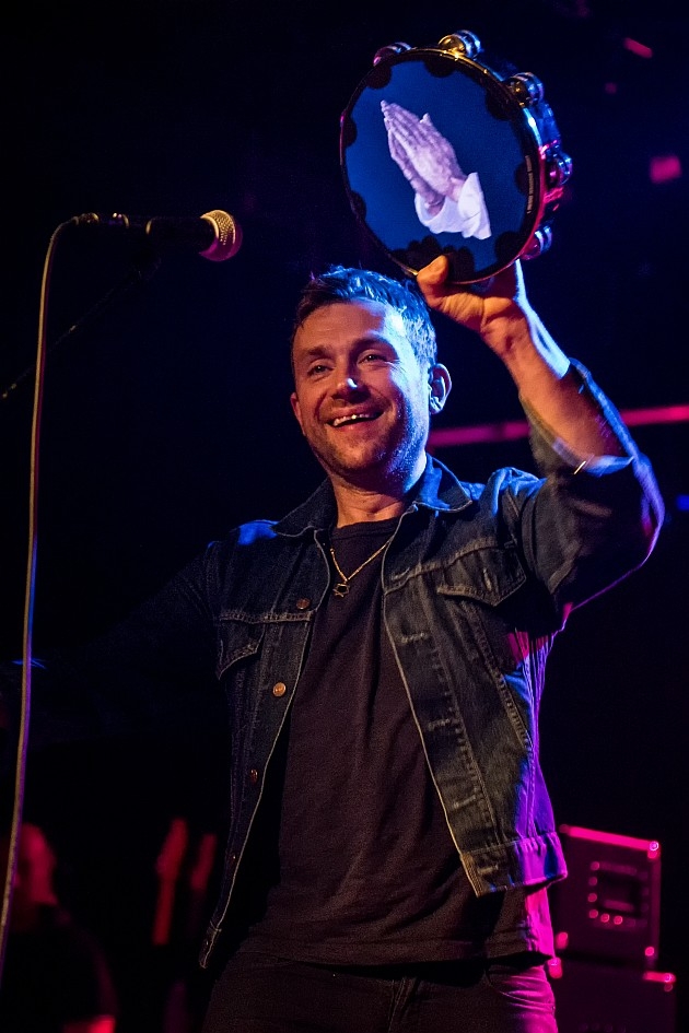 Damon Albarn – So kam er auf die Bühne.