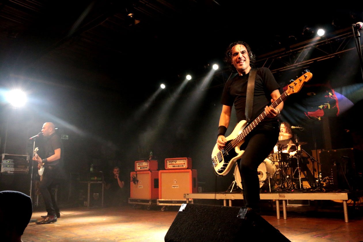 Danko Jones – Nach zehn Jahren zurück im Club - und der Schweiß tropft noch immer von der Decke. – Der Club Vaudeville ist rappelvoll.