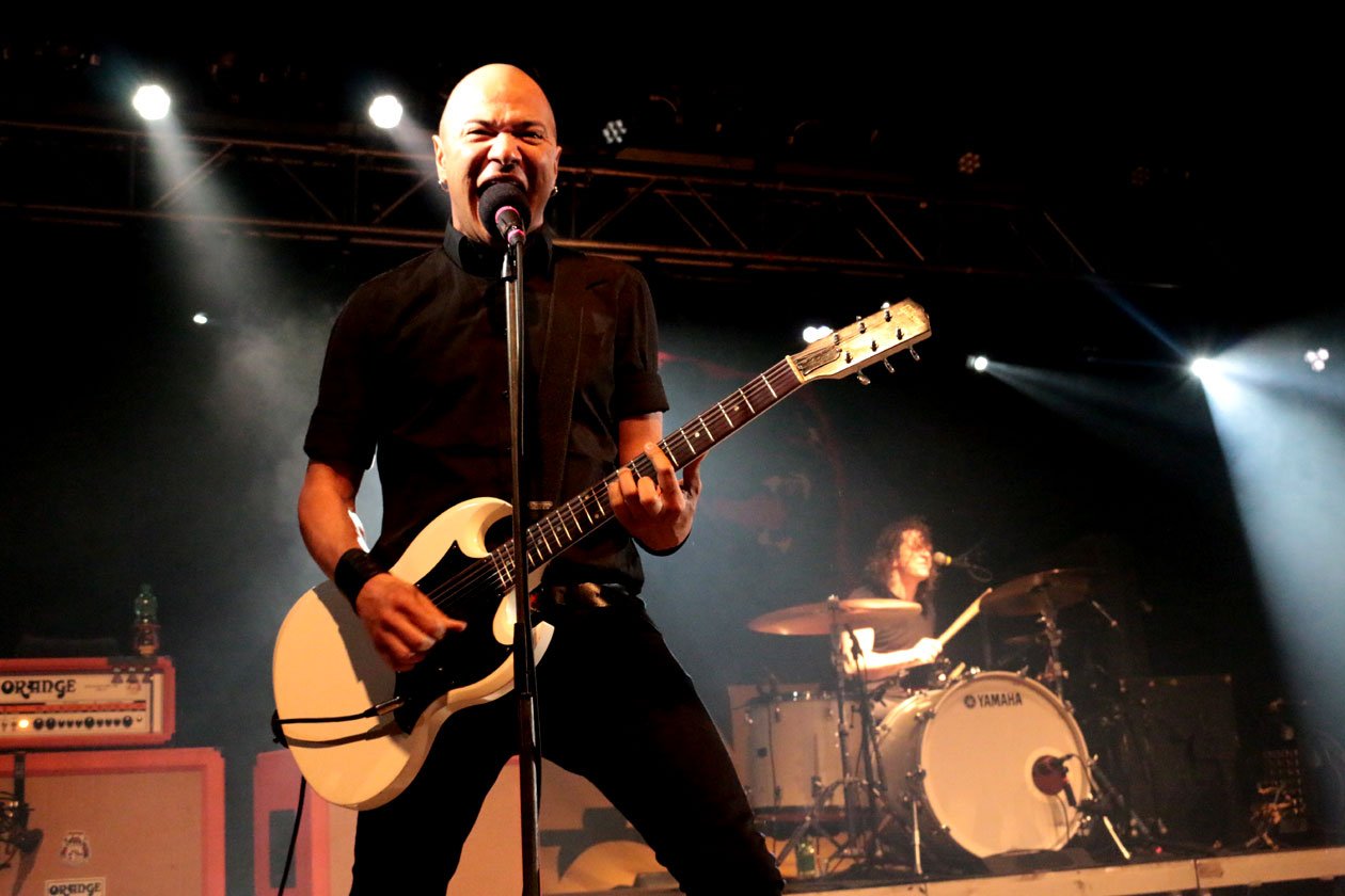 Danko Jones – Nach zehn Jahren zurück im Club - und der Schweiß tropft noch immer von der Decke. – Klamotten: schwarz.