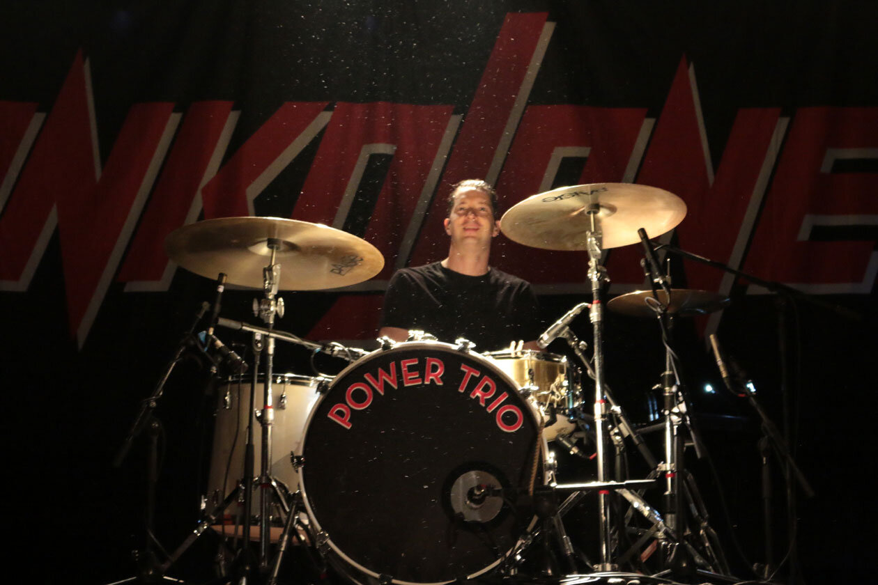 Danko Jones – Danko und Band gehen ab, wie man sie kennt und liebt. – Rich Knox.