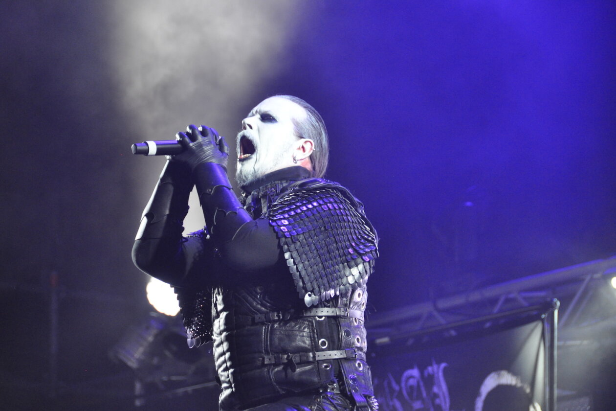 Kamen in "Herr der Ringe"-Rüstungen auf die Bühne und sorgten für Blastbeat-Dauerbeschuss: die Schweden von Dark Funeral. – Dark Funeral.