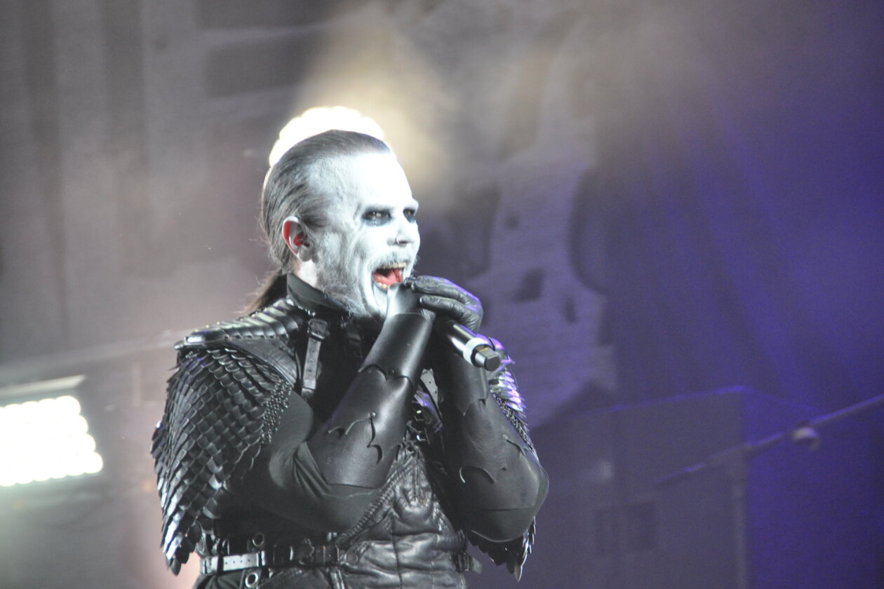 Kamen in "Herr der Ringe"-Rüstungen auf die Bühne und sorgten für Blastbeat-Dauerbeschuss: die Schweden von Dark Funeral. – Dark Funeral.
