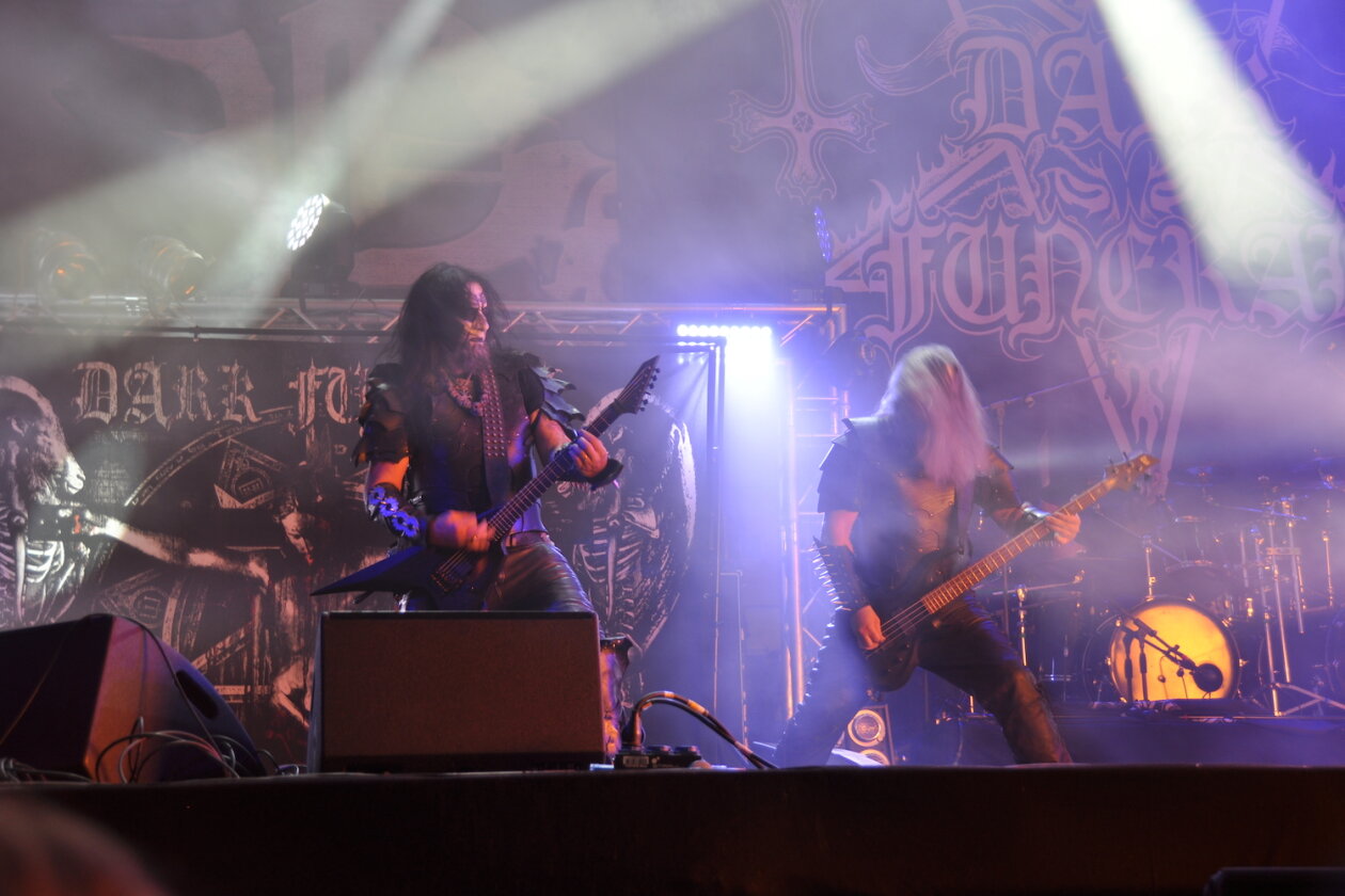Kamen in "Herr der Ringe"-Rüstungen auf die Bühne und sorgten für Blastbeat-Dauerbeschuss: die Schweden von Dark Funeral. – Dark Funeral.