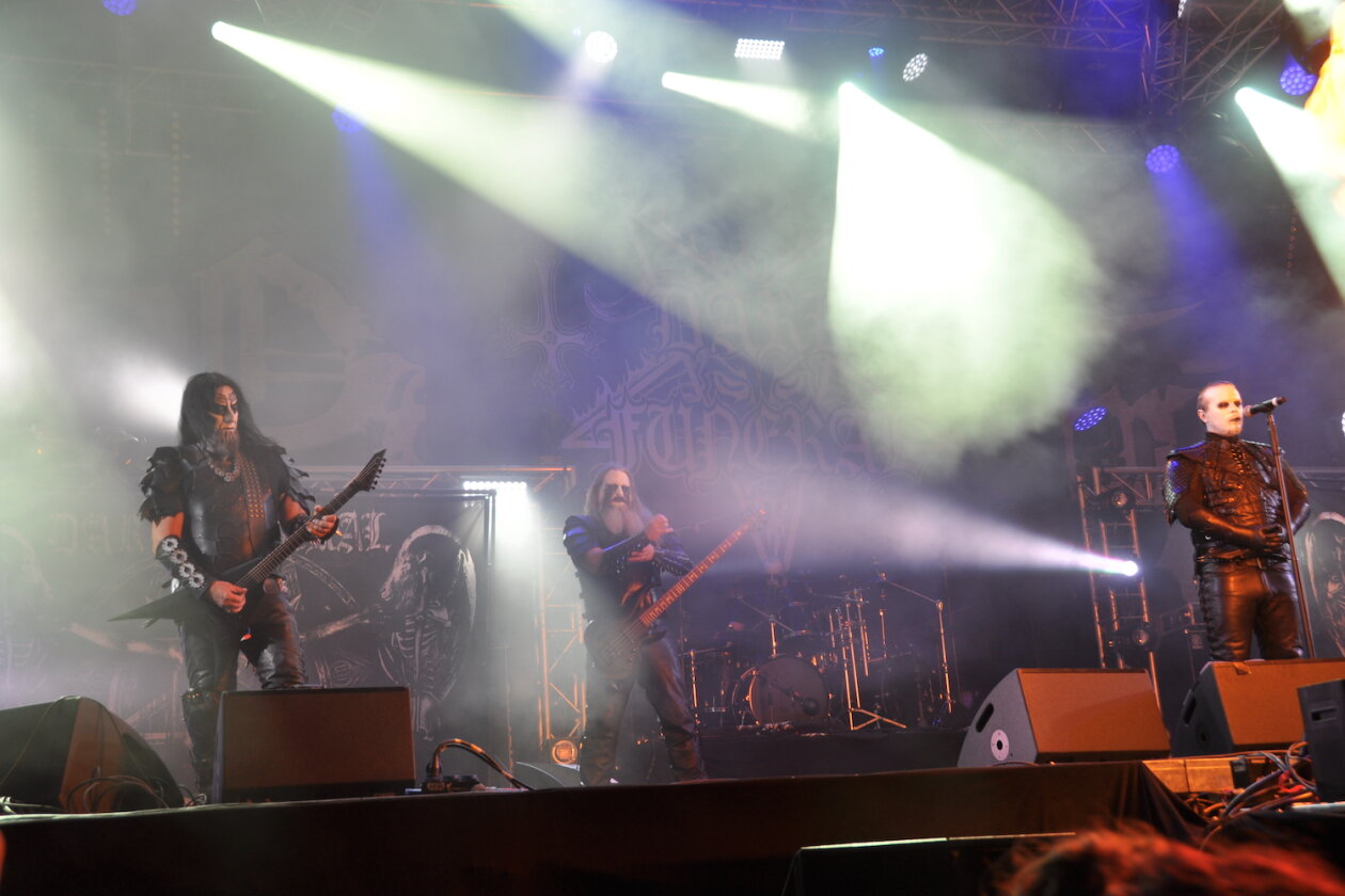 Kamen in "Herr der Ringe"-Rüstungen auf die Bühne und sorgten für Blastbeat-Dauerbeschuss: die Schweden von Dark Funeral. – Dark Funeral.