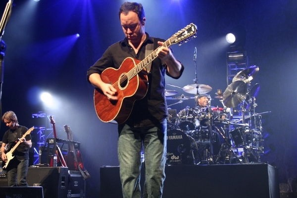 Dave Matthews Band – Dave verneigt sich vor einem enthusiastischen Publikum.
