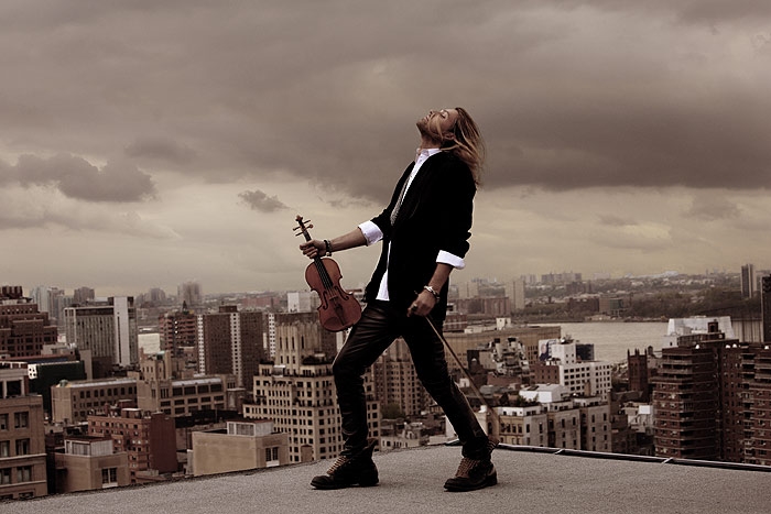 David Garrett vorteilhaft in Szene gesetzt. – Sieht gut aus und weiß es auch.