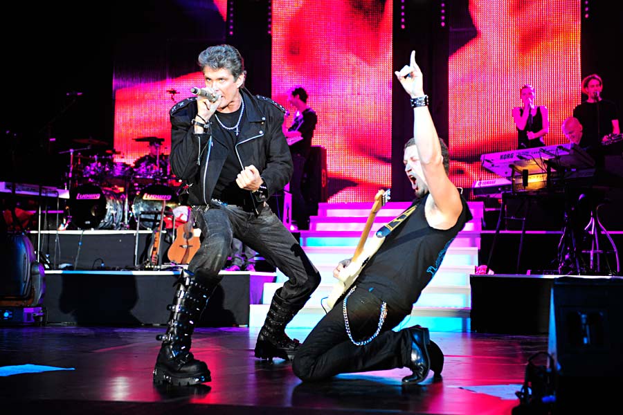 Lang leben die 80er: David Hasselhoff und KITT in Oberhausen. – Die Posen stimmen: Trotz Alkoholabsturz hat The Hoff nichts verlernt.