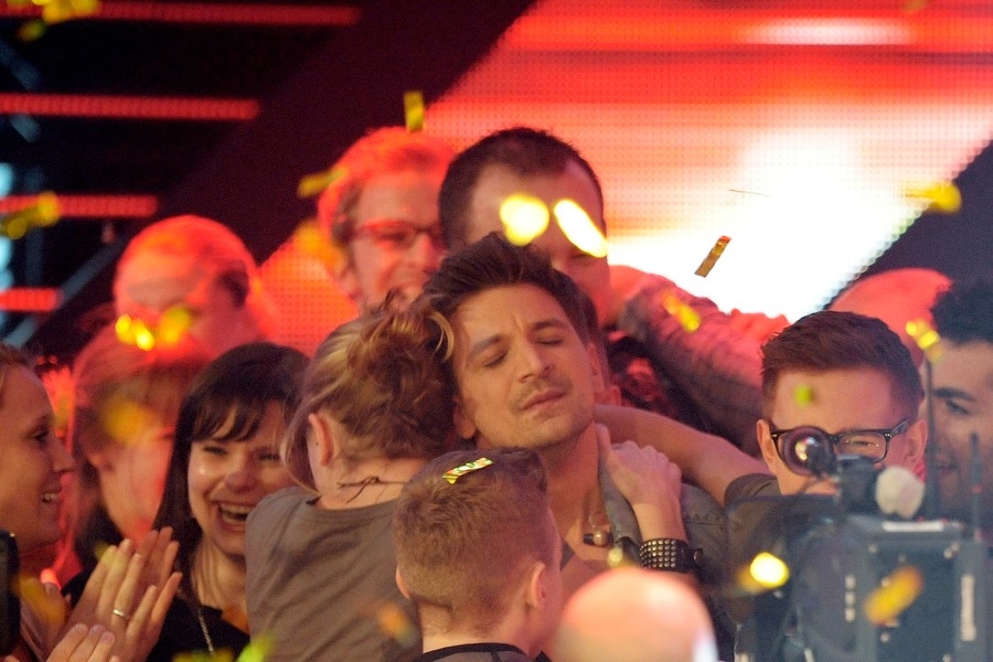 David Pfeffer gewinnt das Finale. – David lässt sich feiern.