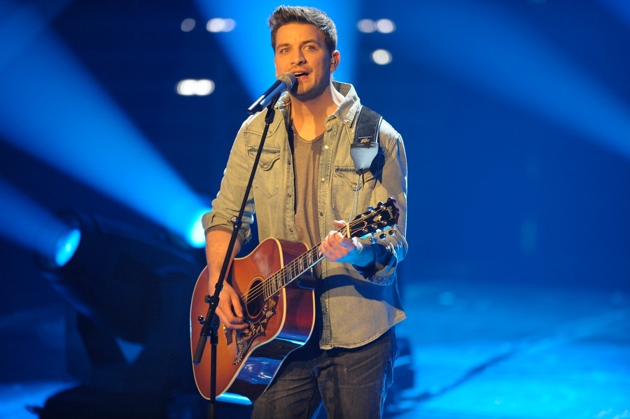 David Pfeffer gewinnt das Finale. – David Pfeffer mit der Westerngitarre