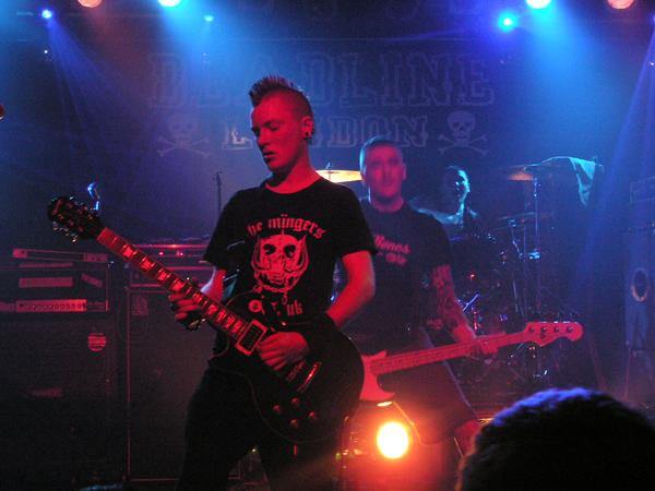 Deadline UK kommen mit ihrem melodischen Punkrock und Frontlady Liz gut an. – 