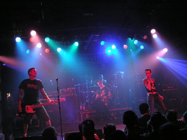 Deadline UK kommen mit ihrem melodischen Punkrock und Frontlady Liz gut an. – 