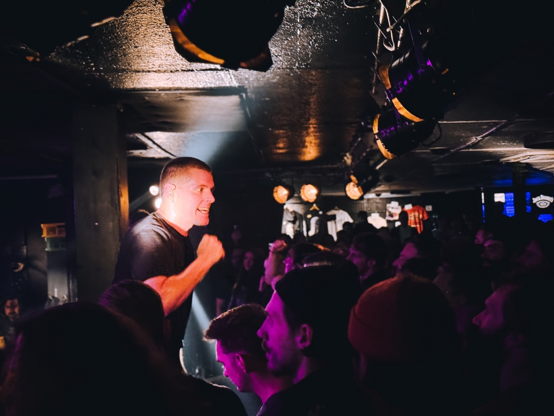 Die US-Blackgaze-Größen aus San Francisco spielen auf ungewohnt kleiner Bühne. – Deafheaven.