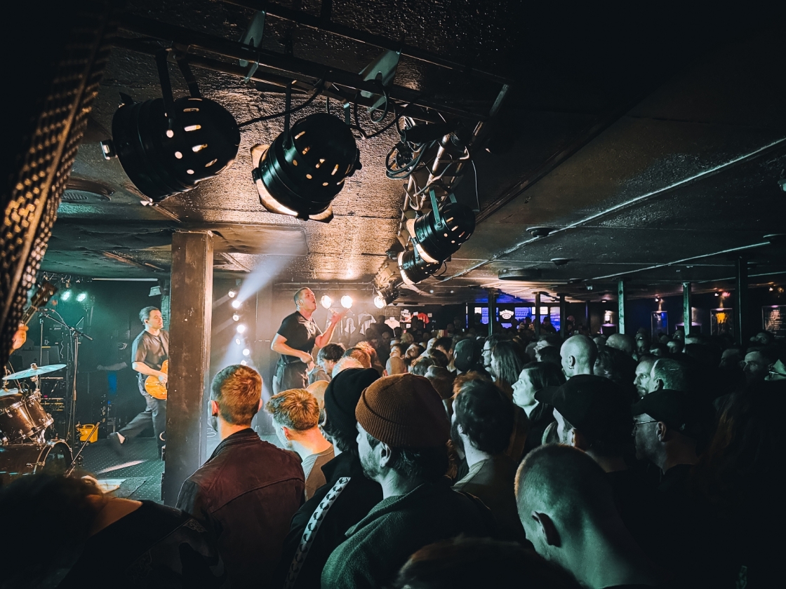Die US-Blackgaze-Größen aus San Francisco spielen auf ungewohnt kleiner Bühne. – Deafheaven.