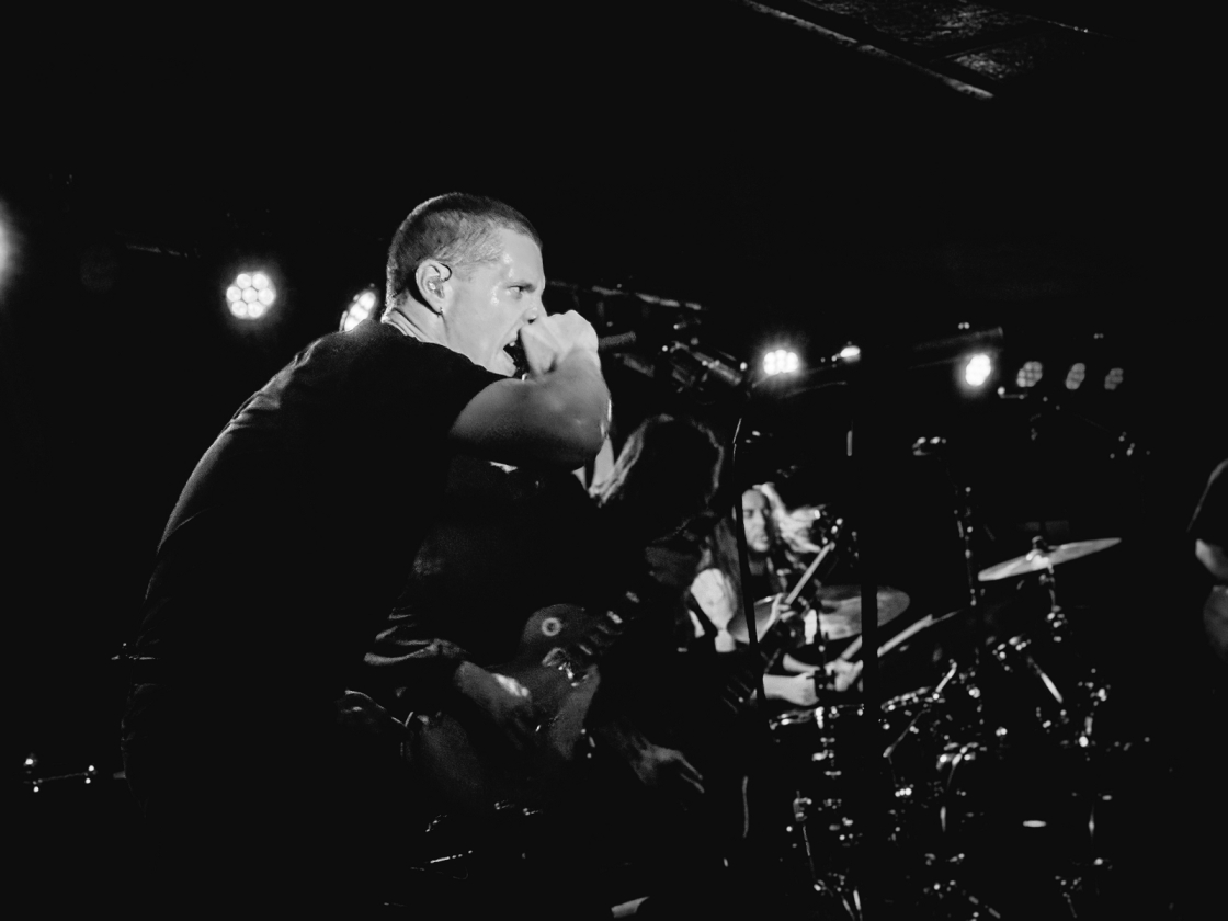 Die US-Blackgaze-Größen aus San Francisco spielen auf ungewohnt kleiner Bühne. – Deafheaven.