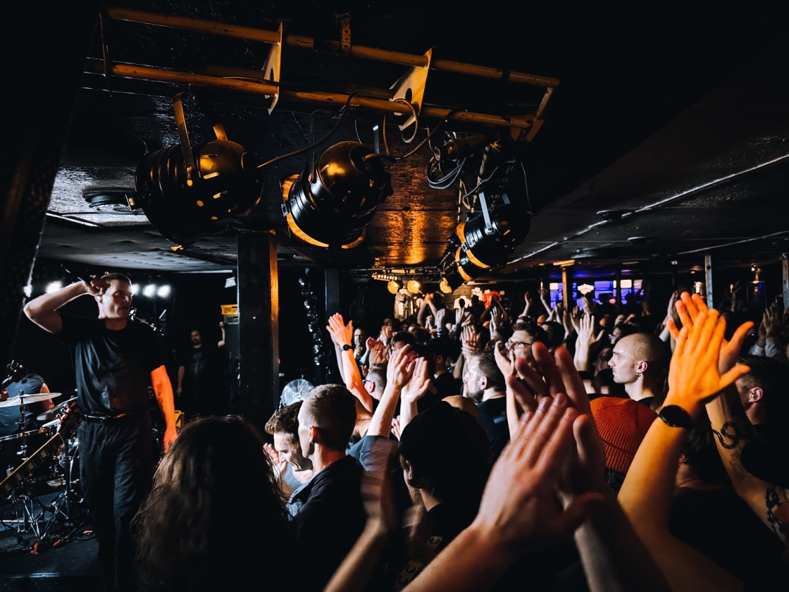 Die US-Blackgaze-Größen aus San Francisco spielen auf ungewohnt kleiner Bühne. – Deafheaven.