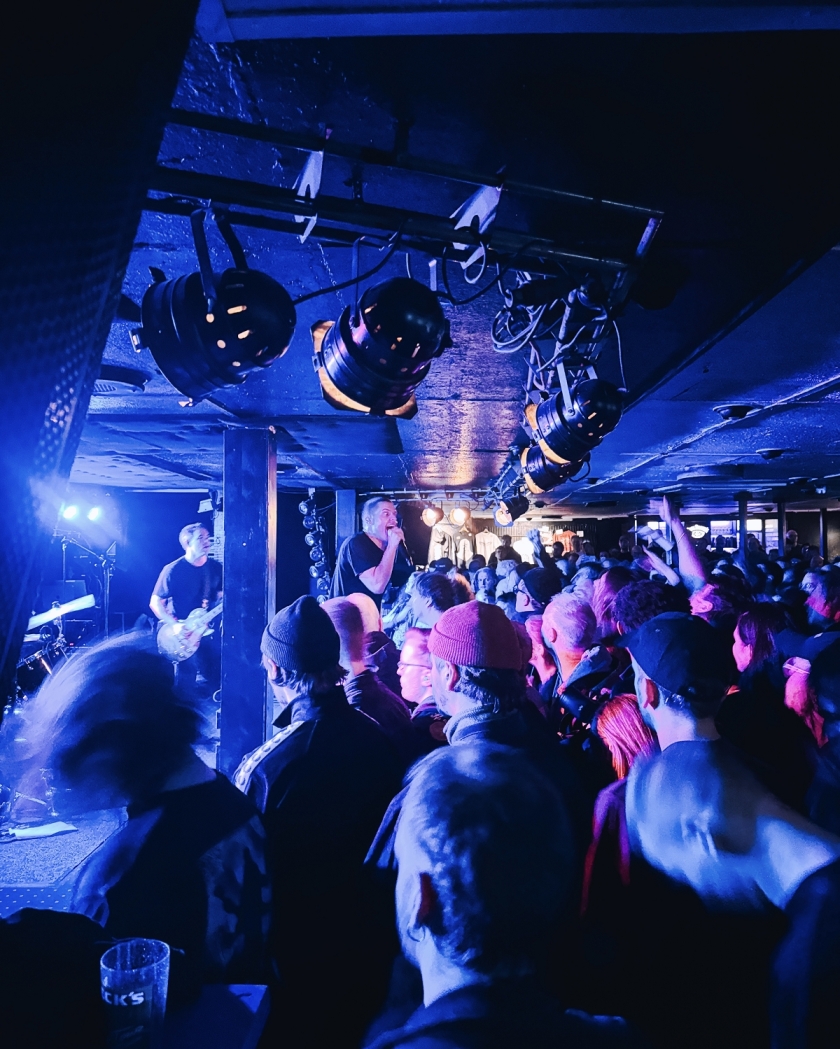 Die US-Blackgaze-Größen aus San Francisco spielen auf ungewohnt kleiner Bühne. – Deafheaven.