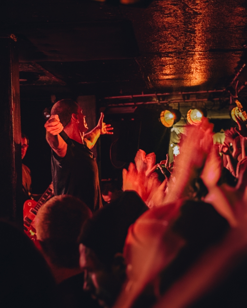 Die US-Blackgaze-Größen aus San Francisco spielen auf ungewohnt kleiner Bühne. – Deafheaven.