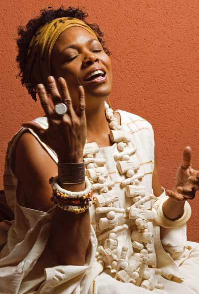 Dee Dee Bridgewater präsentiert ihr 2007er-Album "Red Earth". – 