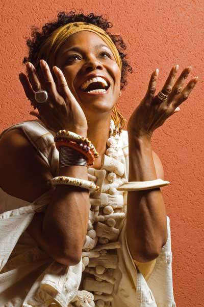 Dee Dee Bridgewater präsentiert ihr 2007er-Album "Red Earth". – 