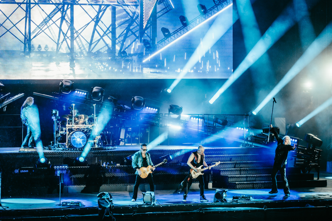 Die US-Amerikaner traten zum ersten Mal in ihrer seit Jahrzehnten andauernden Karriere in Wacken auf. – Def Leppard.