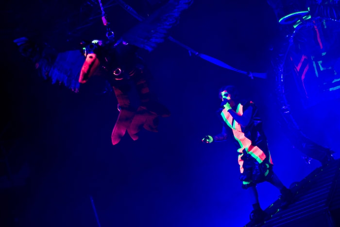 Deichkind – Auch im Stuttgarter Theaterhaus. – Trampoline, Bungee-Seile, Hüpfstöcke und...