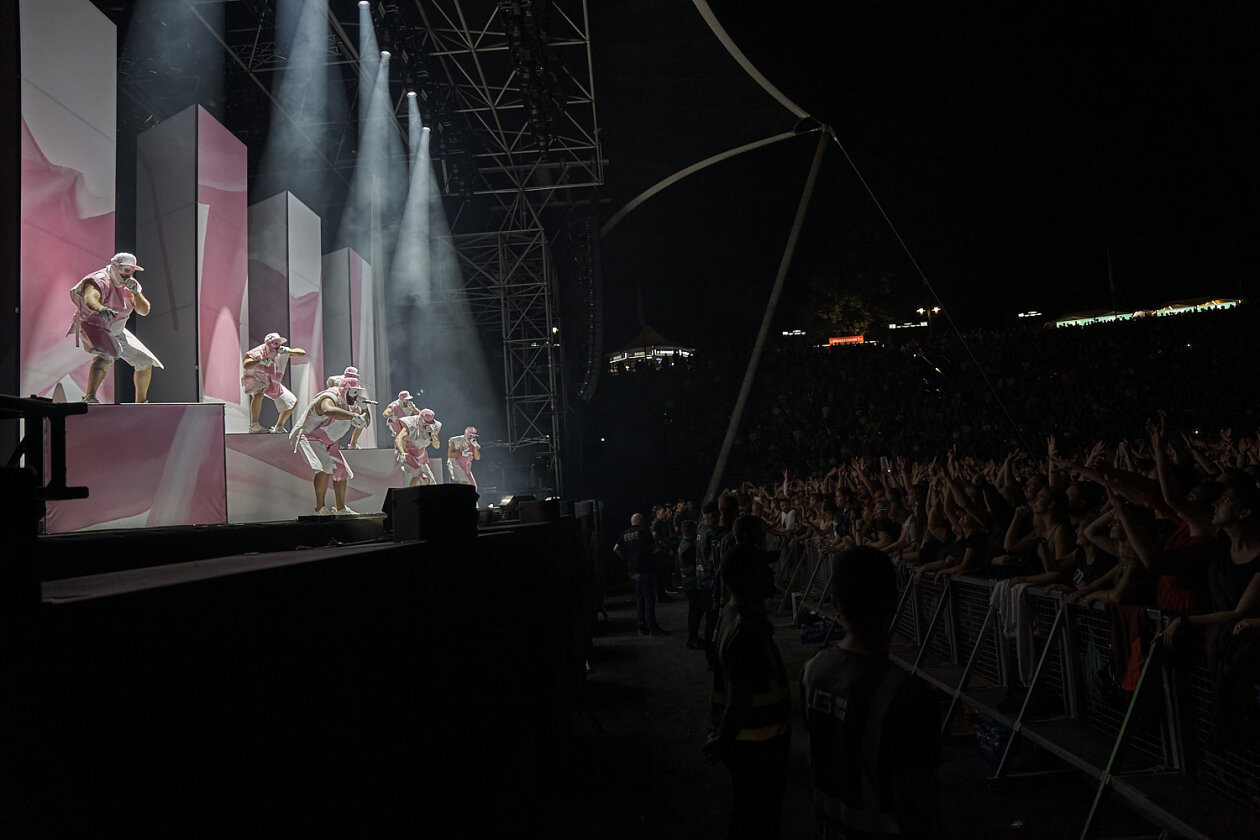 Deichkind bei ihrem Comeback-Konzert in der Parkbühne Wuhlheide, Berlin. – Deichkind 2022 live in Berlin