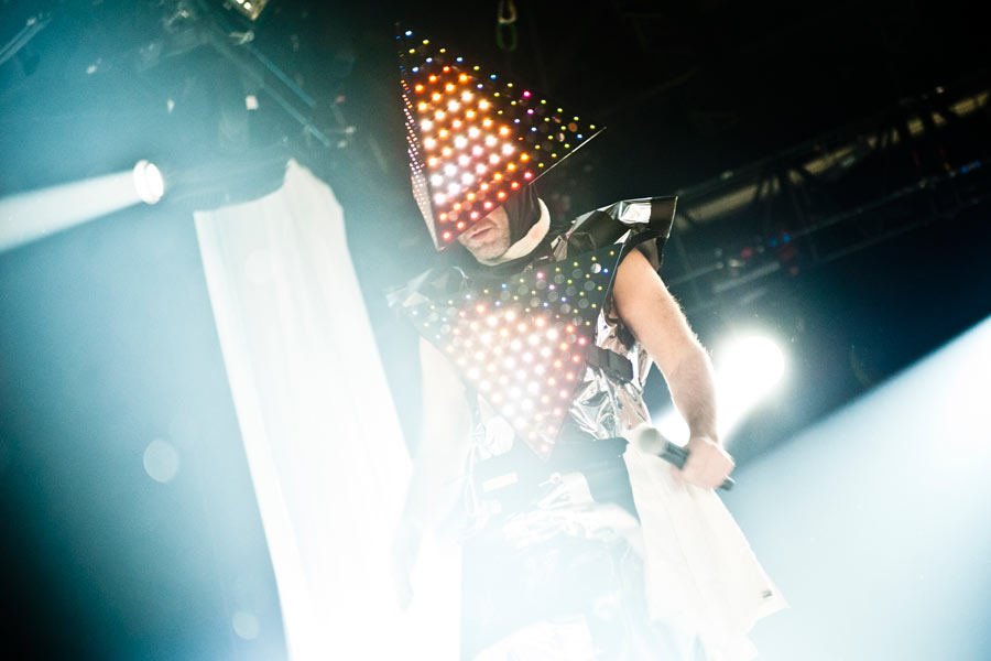 Wenn Deichkind kommen, dann brennt die Bude. Bizarre Show in Düsseldorf. – Befehl von ganz unten lautet die aktuelle Tour