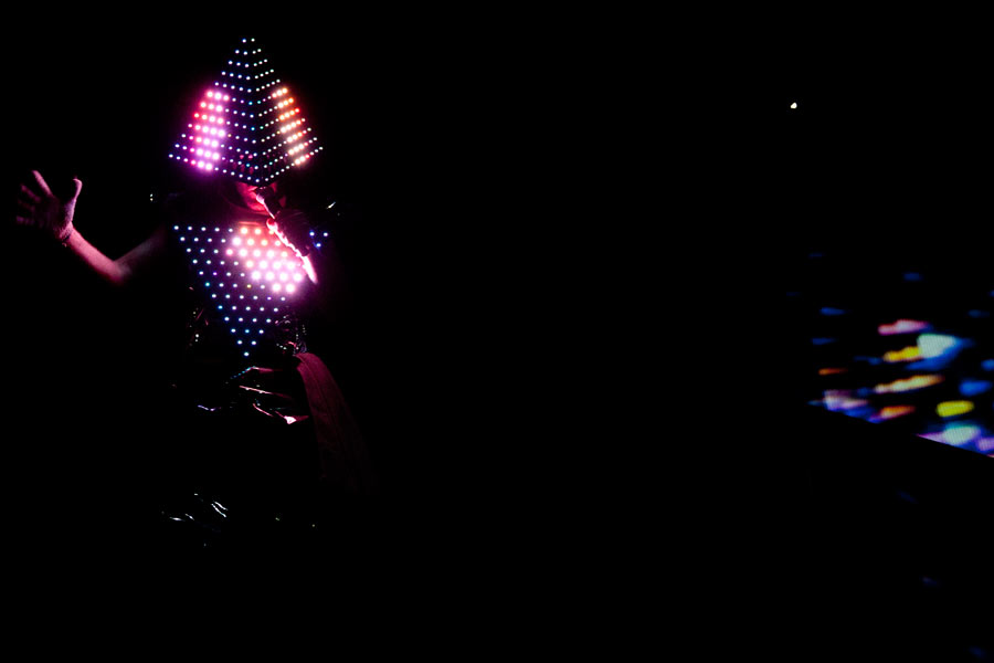 Wenn Deichkind kommen, dann brennt die Bude. Bizarre Show in Düsseldorf. – Diese Show ist leider geil!