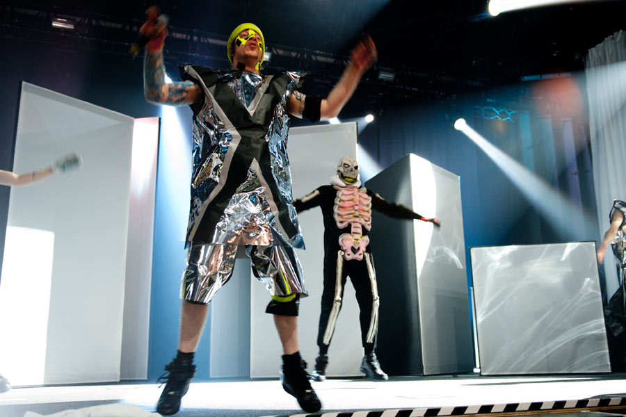 Wenn Deichkind kommen, dann brennt die Bude. Bizarre Show in Düsseldorf. – Deichkind in Düsseldorf