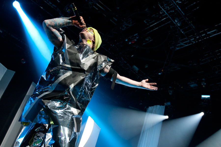 Wenn Deichkind kommen, dann brennt die Bude. Bizarre Show in Düsseldorf. – Deichkind in Düsseldorf
