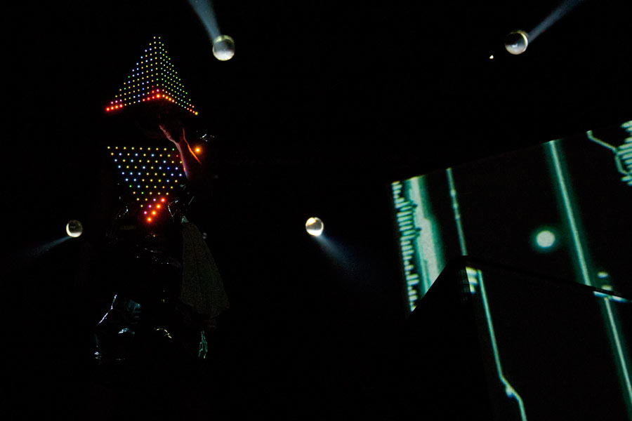 Wenn Deichkind kommen, dann brennt die Bude. Bizarre Show in Düsseldorf. – Und schon in Minute eins...