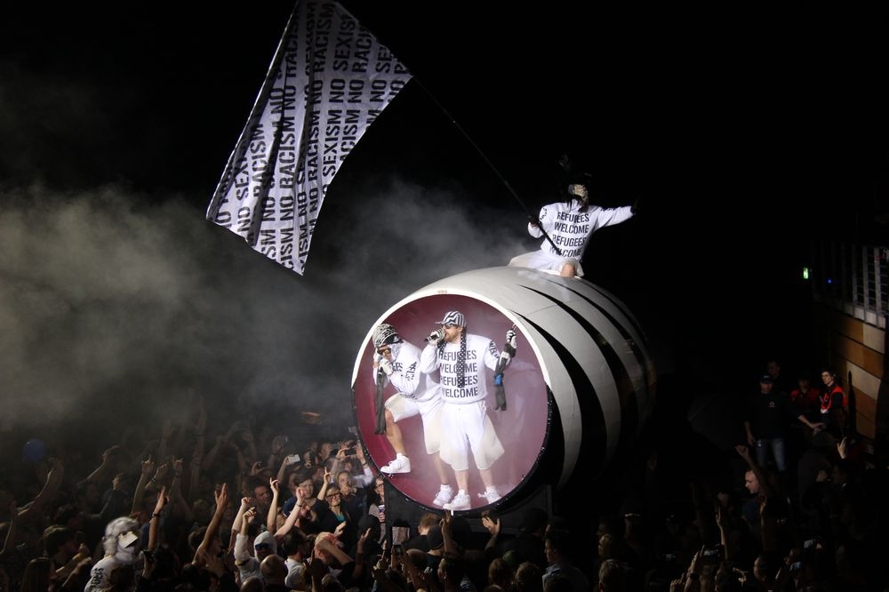 Deichkind – Die Partylawine rollt und rollt und ... – #RefugeesWelcome.