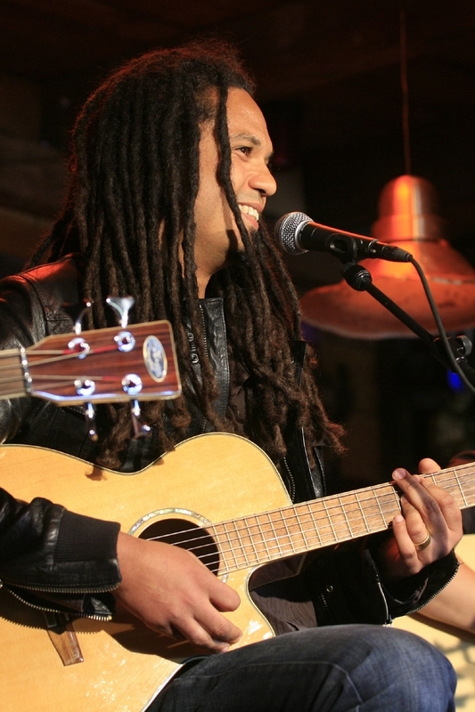 Dellé stellt in Berlin sein Soloalbum vor. – Der Seeed-MC Dellé