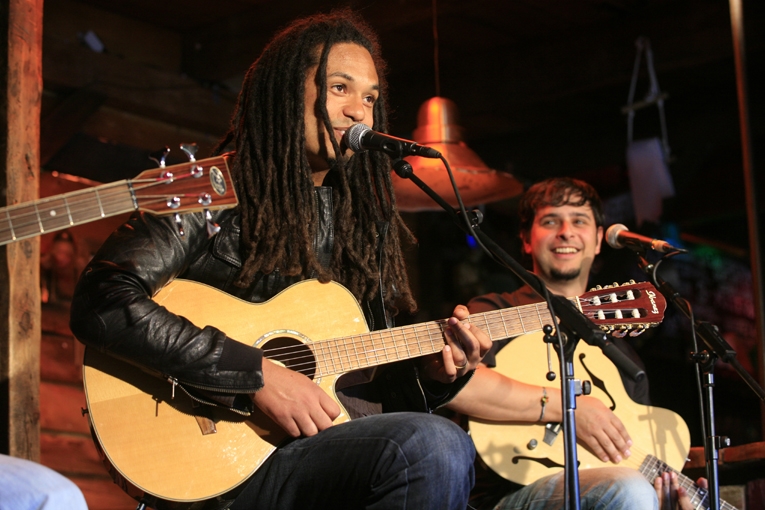 Dellé stellt in Berlin sein Soloalbum vor. – stellt sein Soloalbum vor.