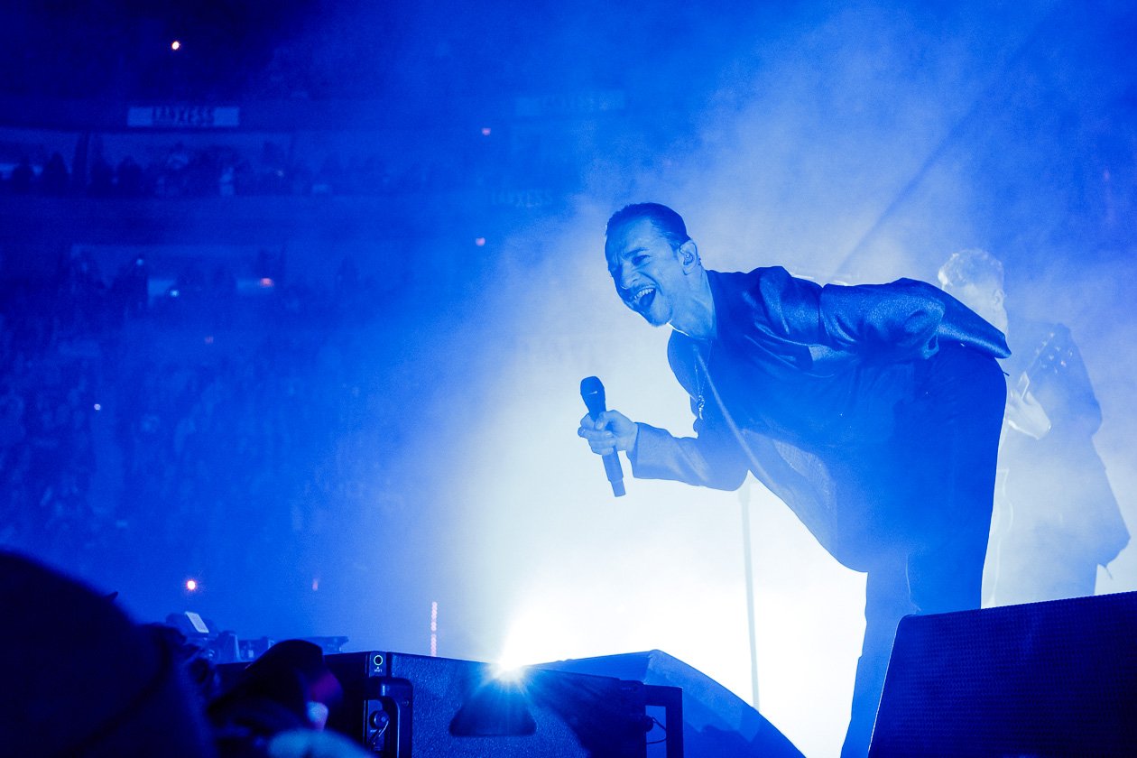 Nach der Stadion-Show im Rheinenergie-Stadion 2017 nun in der Halle: 18.000 Fans bejubelten Depeche Mode. – Bow down for the masses