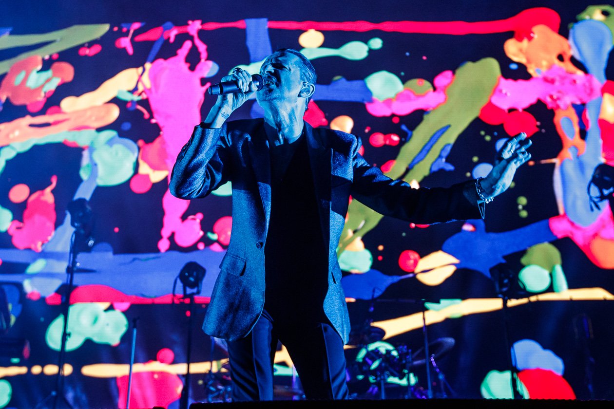 Nach der Stadion-Show im Rheinenergie-Stadion 2017 nun in der Halle: 18.000 Fans bejubelten Depeche Mode. – Dave Gahan in seinem Element