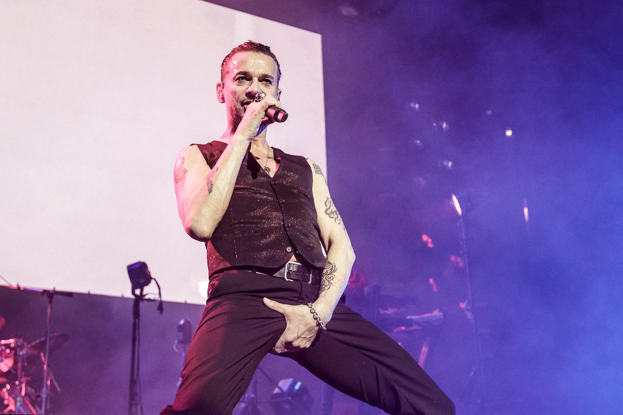 Nach der Stadion-Show im Rheinenergie-Stadion 2017 nun in der Halle: 18.000 Fans bejubelten Depeche Mode. – hat die Menge (und alles andere) stets im Griff