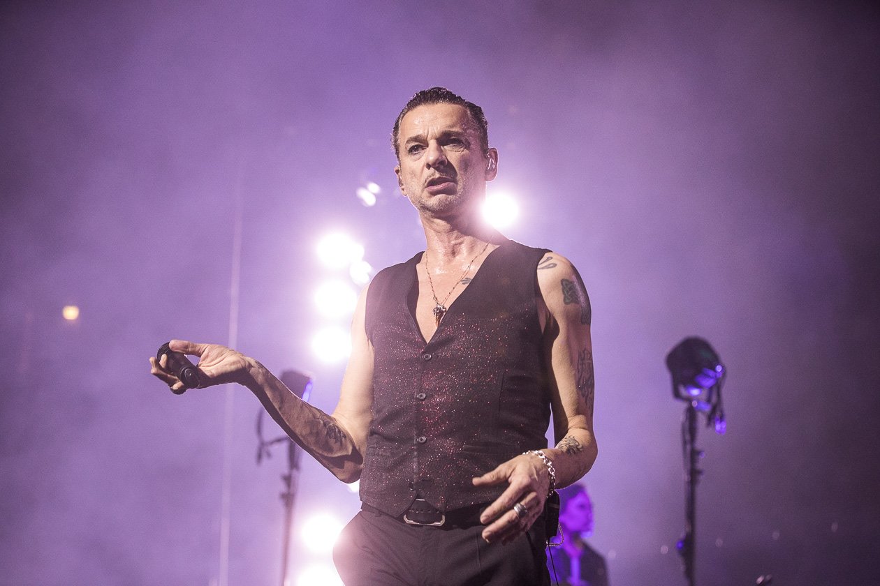 Nach der Stadion-Show im Rheinenergie-Stadion 2017 nun in der Halle: 18.000 Fans bejubelten Depeche Mode. – ... die ihr Set standesgemäß beendeten