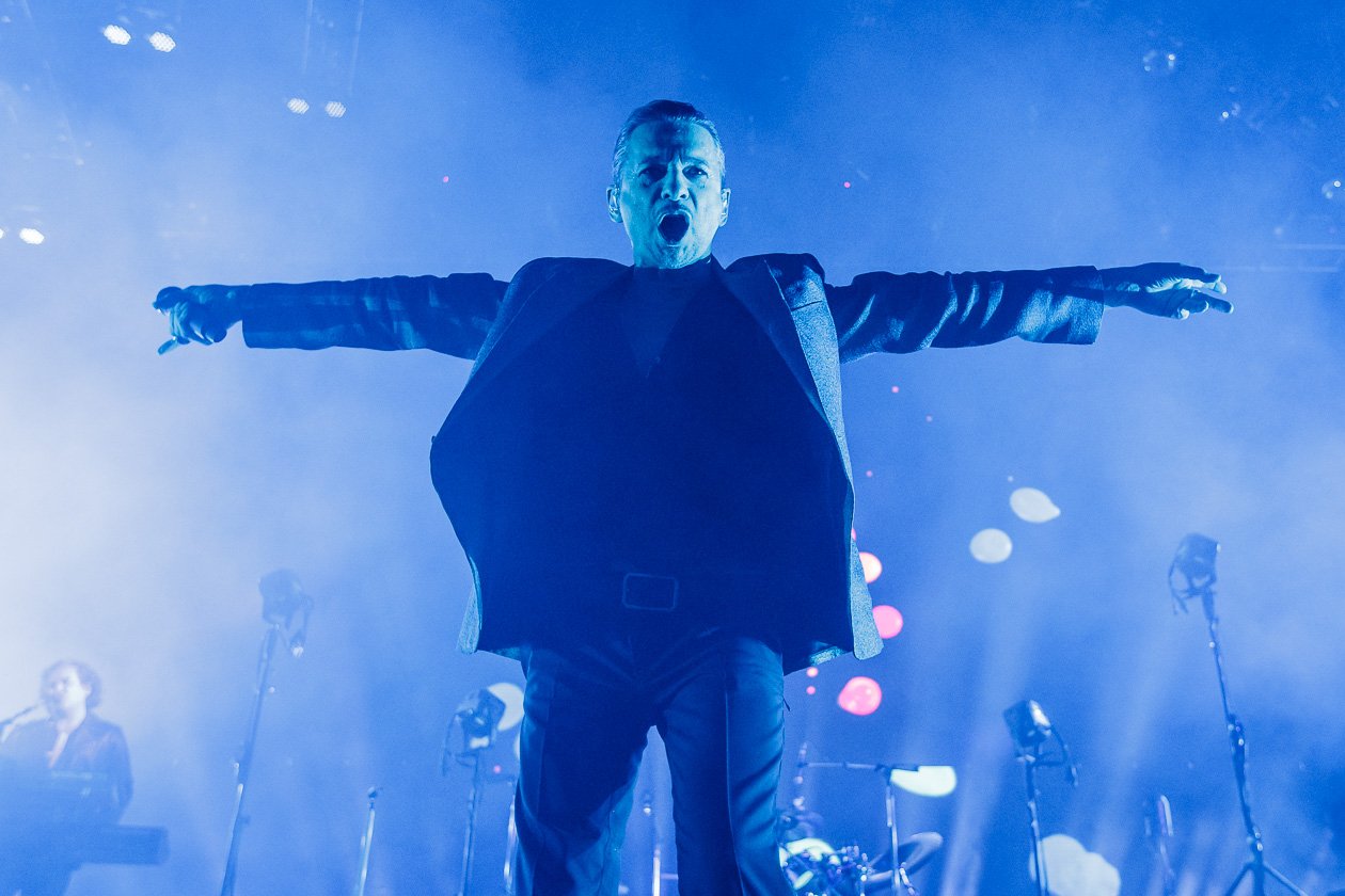 Nach der Stadion-Show im Rheinenergie-Stadion 2017 nun in der Halle: 18.000 Fans bejubelten Depeche Mode. – Im Vergleich zu den Stadionshows in 2017 ...