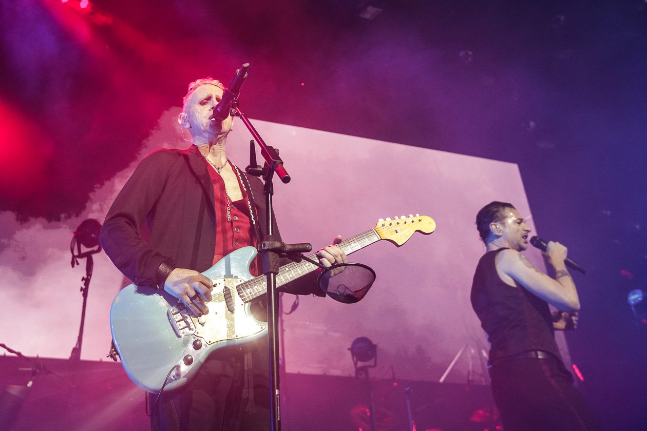 Nach der Stadion-Show im Rheinenergie-Stadion 2017 nun in der Halle: 18.000 Fans bejubelten Depeche Mode. – "Personal Jesus" vom 1990er Album "Violator"