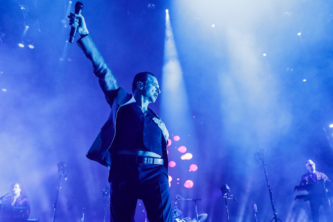 Nach der Stadion-Show im Rheinenergie-Stadion 2017 nun in der Halle: 18.000 Fans bejubelten Depeche Mode. – ... spielen Depeche Mode in der Halle weniger neue Songs