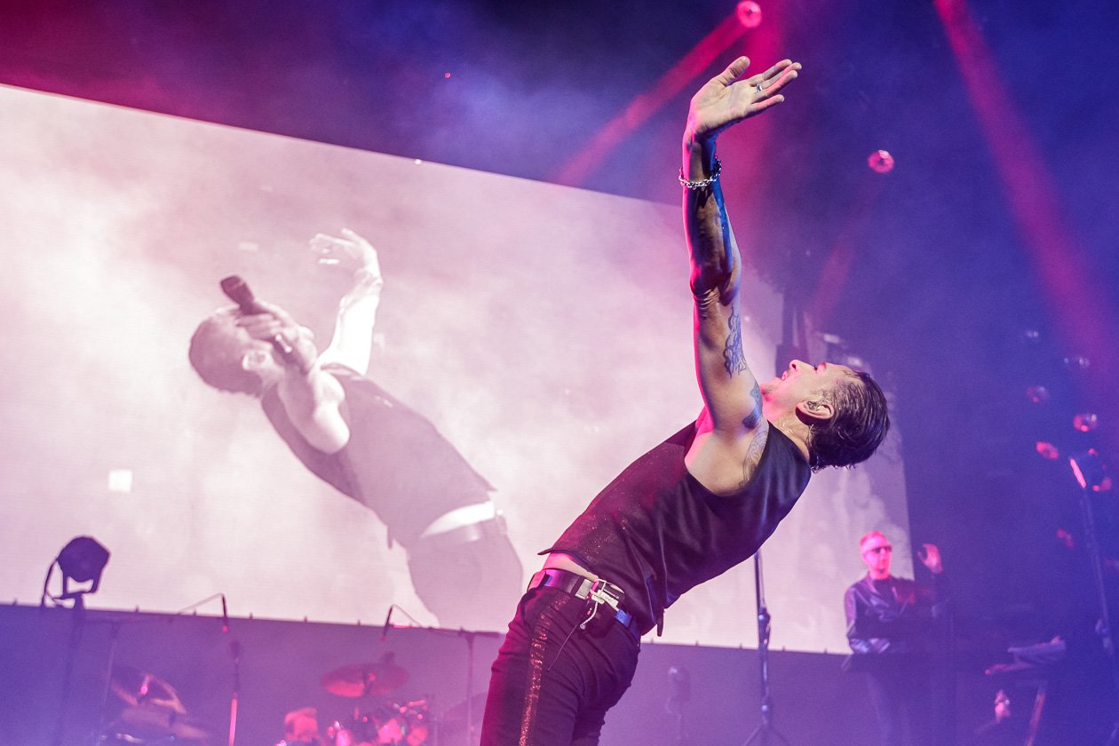 Nach der Stadion-Show im Rheinenergie-Stadion 2017 nun in der Halle: 18.000 Fans bejubelten Depeche Mode. – Zeremonienmeister Gahan