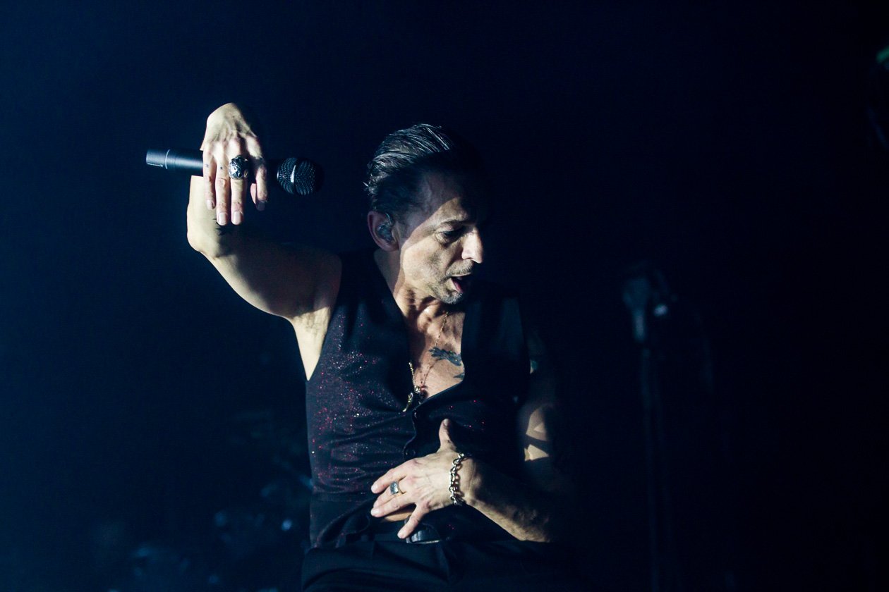 Nach der Stadion-Show im Rheinenergie-Stadion 2017 nun in der Halle: 18.000 Fans bejubelten Depeche Mode. – Zwei bis drei Martin-Gore-Balladen gehörten schon immer zum DM-Konzert-Repertoire