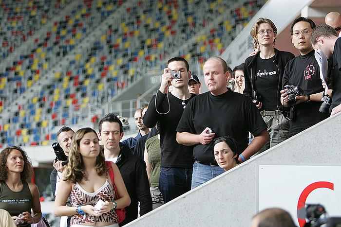 Depeche Mode verkünden ihre nächste Weltumseglung in der Düsseldorfer LTU-Arena. – 