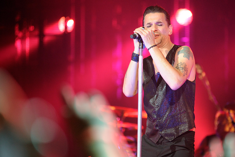 Depeche Mode – Martin, Dave und Andy rocken das Badnerland. – ...lange Show. Und schon beim zweiten Song, "Wrong"...