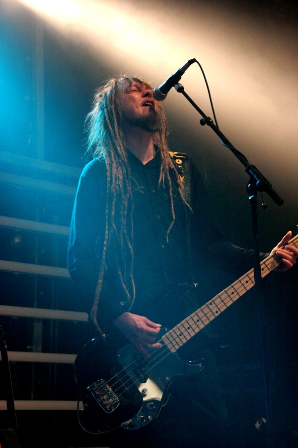 Der W. – Ex-Onkel Stephan Weidner rockt auch mit seiner Soloband die Hallen. – Der Bassist