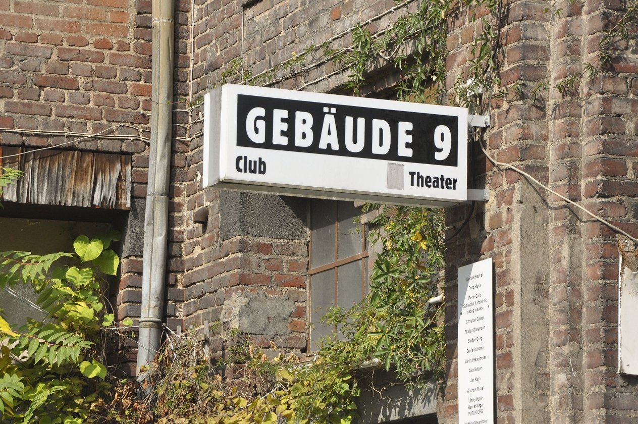 Der Weg Einer Freiheit auf Tour: Wir haben die Black Metaller der Stunde einen Tag lang begleitet. – … das Gebäude 9.