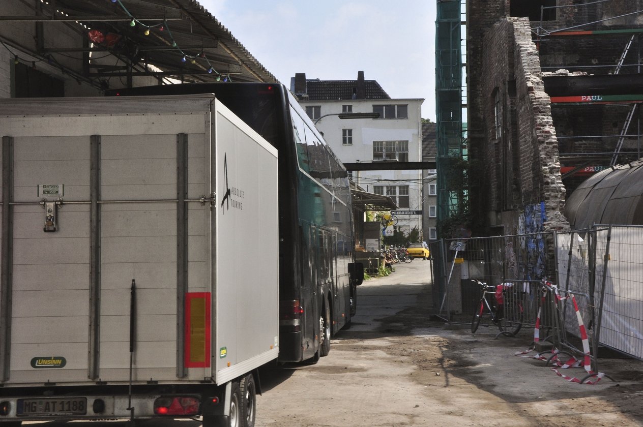 Der Weg Einer Freiheit auf Tour: Wir haben die Black Metaller der Stunde einen Tag lang begleitet. – Der Bus ist geparkt …
